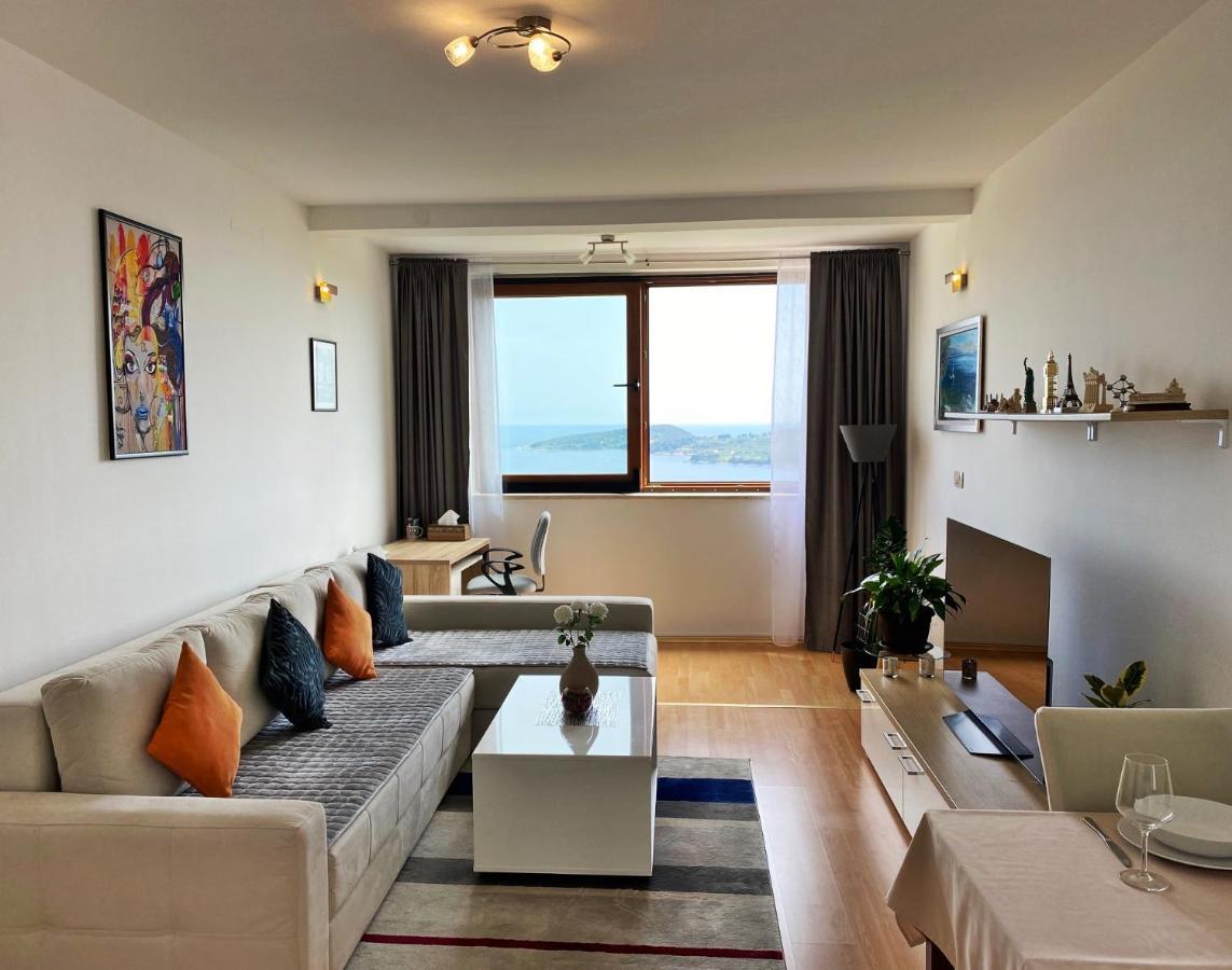 Sea View Apartment *
